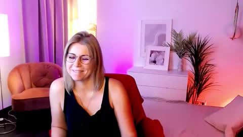 Snapshot of annielight chatting on September 19, 2025, 5:53 am Annie online show from September 19, 2025, 5:53 am