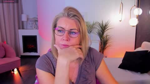 Snapshot of annielight chatting on September 29, 2025, 5:56 am Annie online show from September 29, 2025, 5:56 am