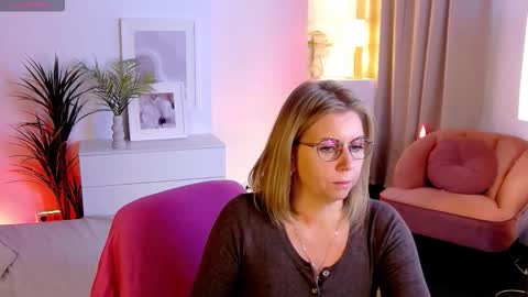 Snapshot of annielight chatting on September 30, 2025, 5:56 am Annie online show from September 30, 2025, 5:56 am