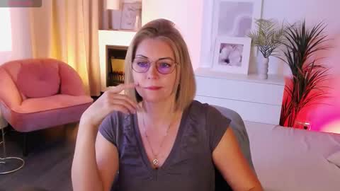 Snapshot of annielight chatting on October 5, 2025, 5:39 am Annie online show from October 5, 2025, 5:39 am