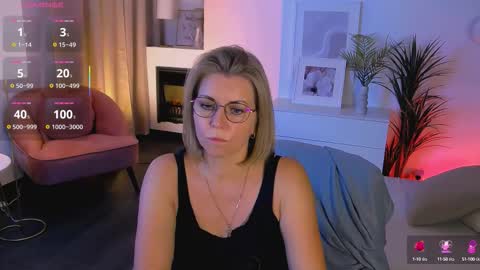 Snapshot of annielight chatting on October 6, 2025, 5:49 am Annie online show from October 6, 2025, 5:49 am