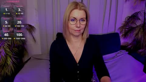 Snapshot of annielight chatting on November 10, 2025, 5:50 am Annie online show from November 10, 2025, 5:50 am