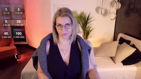 Snapshot of annielight chatting on November 15, 2025, 6:00 am Annie online show from November 15, 2025, 6:00 am