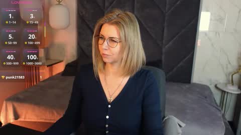 Snapshot of annielight chatting on December 23, 2025, 6:00 am Annie online show from December 23, 2025, 6:00 am