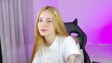 Snapshot of anniemora_ chatting on May 6, 2026, 1:25 am Annie online show from May 6, 2026, 1:25 am