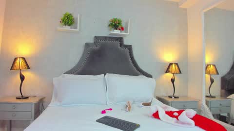 Anntonia Woods  online show from December 24, 2024, 1:50 pm