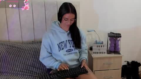 Snapshot of annyroberts_89 chatting on June 2, 2026, 8:22 pm Anny online show from June 2, 2026, 8:22 pm
