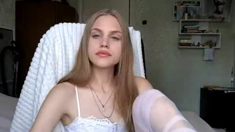 AnnySunshinee online show from June 27, 2026, 7:46 am