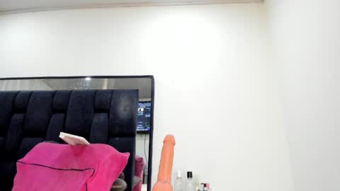 antonela_nerii online show from April 13, 2026, 5:18 pm