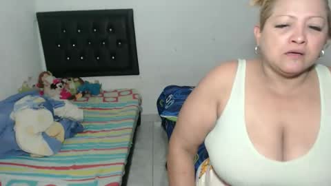 Snapshot of antonella_y_tayrone chatting on April 26, 2026, 7:06 am antonella_y_tayrone online show from April 26, 2026, 7:06 am