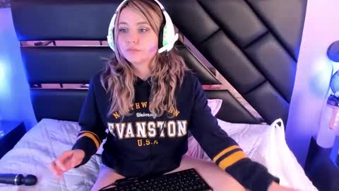 My name is Andrea  thumb up me please its important online show from December 17, 2024, 11:16 pm