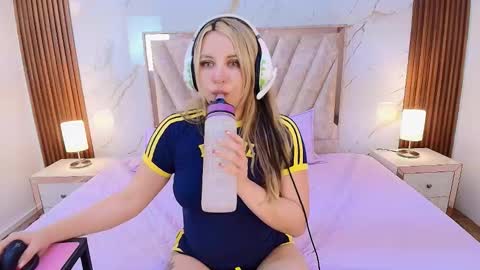 My name is Andrea  thumb up me please its important online show from January 5, 2026, 10:24 pm