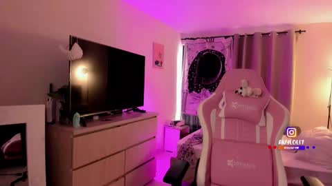   Independent model  online show from November 10, 2025, 6:18 pm