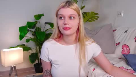 Snapshot of any_mo0n chatting on October 11, 2025, 8:13 am any_mo0n online show from October 11, 2025, 8:13 am