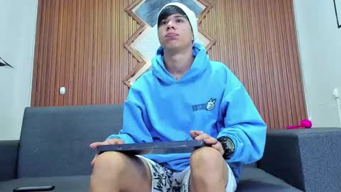 anyelo_sexyhot online show from January 16, 2025, 11:37 am