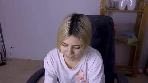 ApheliaStar online show from November 14, 2025, 3:55 pm