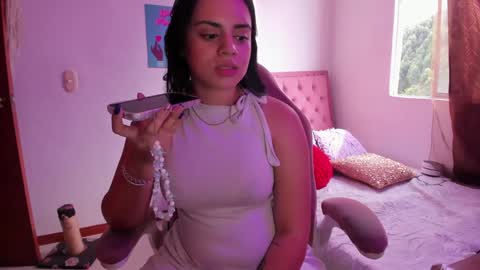 Snapshot of aphril_davis chatting on February 6, 2025, 9:06 pm Sara Model Independent online show from February 6, 2025, 9:06 pm
