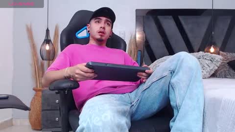 Apolo online show from November 17, 2025, 3:40 pm