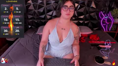 apprilfoxx online show from December 16, 2025, 4:23 pm