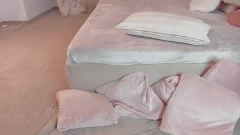 Snapshot of aprilhadid chatting on November 19, 2025, 7:03 pm Laura online show from November 19, 2025, 7:03 pm