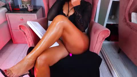 Snapshot of aqueenmonica chatting on September 18, 2025, 1:57 pm AQueenMonica online show from September 18, 2025, 1:57 pm