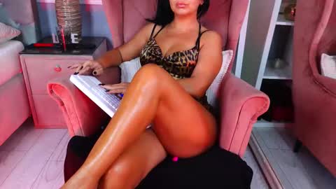 Snapshot of aqueenmonica chatting on September 19, 2025, 6:37 am AQueenMonica online show from September 19, 2025, 6:37 am