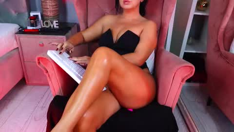 Snapshot of aqueenmonica chatting on October 5, 2025, 1:48 am AQueenMonica online show from October 5, 2025, 1:48 am