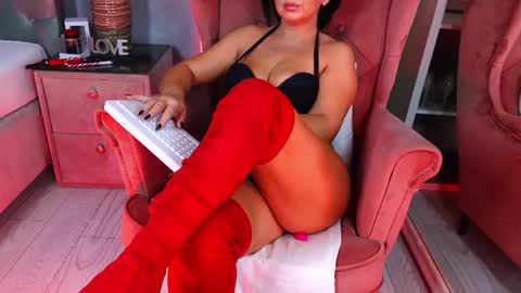 AQueenMonica online show from November 10, 2025, 4:33 am