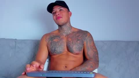 Snapshot of aquiles_elpapi chatting on July 16, 2026, 10:32 am AquilesElpapi online show from July 16, 2026, 10:32 am