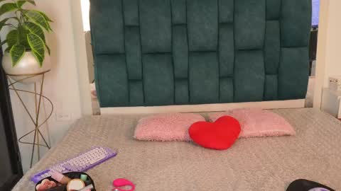 Snapshot of aradia_01 chatting on May 12, 2026, 11:57 pm online show from May 12, 2026, 11:57 pm