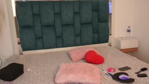 Snapshot of aradia_01 chatting on May 29, 2026, 4:10 am online show from May 29, 2026, 4:10 am