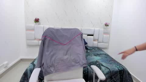aradia_kiss online show from October 12, 2025, 7:57 pm