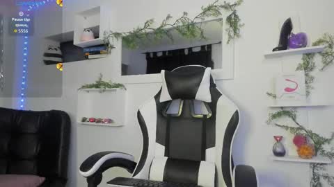 ari lauren online show from February 19, 2026, 3:46 am