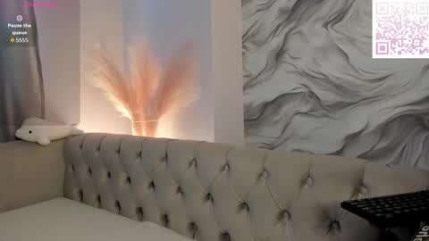 aria_mila online show from September 24, 2025, 10:40 am