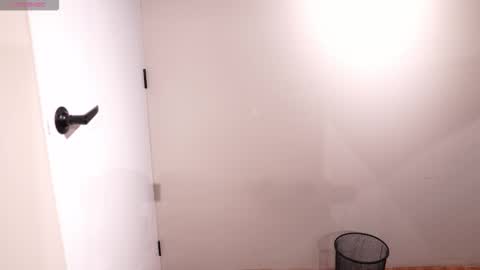 Ariaa online show from October 28, 2025, 6:10 pm