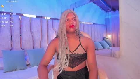 ariana_grande233 online show from April 1, 2026, 11:44 am