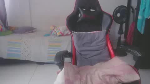 ariannaloovel online show from April 18, 2026, 7:07 pm