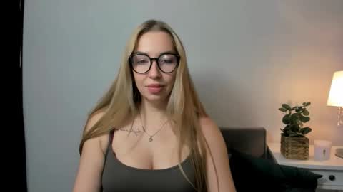 Snapshot of ariaswan chatting on September 25, 2025, 3:16 pm Aria online show from September 25, 2025, 3:16 pm