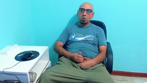 arnelux72 online show from March 3, 2025, 5:42 am