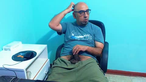 arnelux72 online show from March 4, 2025, 5:42 am