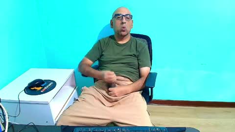 Snapshot of arnelux72 chatting on April 24, 2026, 5:21 am arnelux72 online show from April 24, 2026, 5:21 am