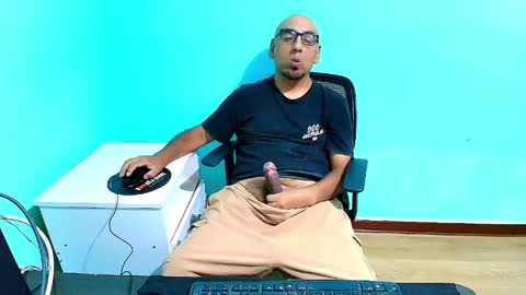 Snapshot of arnelux72 chatting on May 11, 2026, 5:24 am arnelux72 online show from May 11, 2026, 5:24 am