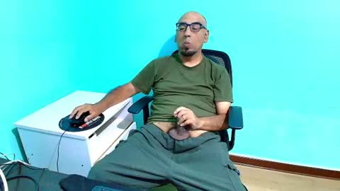 Snapshot of arnelux72 chatting on July 6, 2026, 5:04 am arnelux72 online show from July 6, 2026, 5:04 am