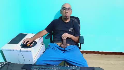 Snapshot of arnelux72 chatting on July 13, 2026, 5:32 am arnelux72 online show from July 13, 2026, 5:32 am