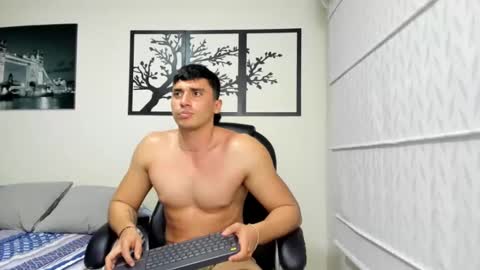 Snapshot of aron647 chatting on February 4, 2025, 7:40 am Aron-lake fit online show from February 4, 2025, 7:40 am