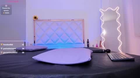 Snapshot of aron_tay chatting on January 10, 2025, 9:23 am your aron online show from January 10, 2025, 9:23 am