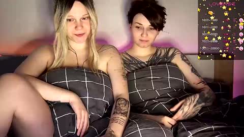 Snapshot of arya_stark7 chatting on January 21, 2025, 12:18 pm Arya brunett and Cassie blond online show from January 21, 2025, 12:18 pm