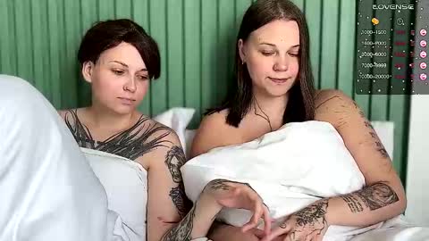 Snapshot of arya_stark7 chatting on September 15, 2025, 8:03 am Arya brunett and Cassie blond online show from September 15, 2025, 8:03 am