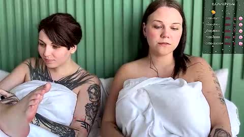 Snapshot of arya_stark7 chatting on September 20, 2025, 9:43 am Arya brunett and Cassie blond online show from September 20, 2025, 9:43 am