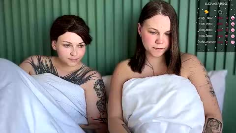 Snapshot of arya_stark7 chatting on September 22, 2025, 6:59 am Arya brunett and Cassie blond online show from September 22, 2025, 6:59 am